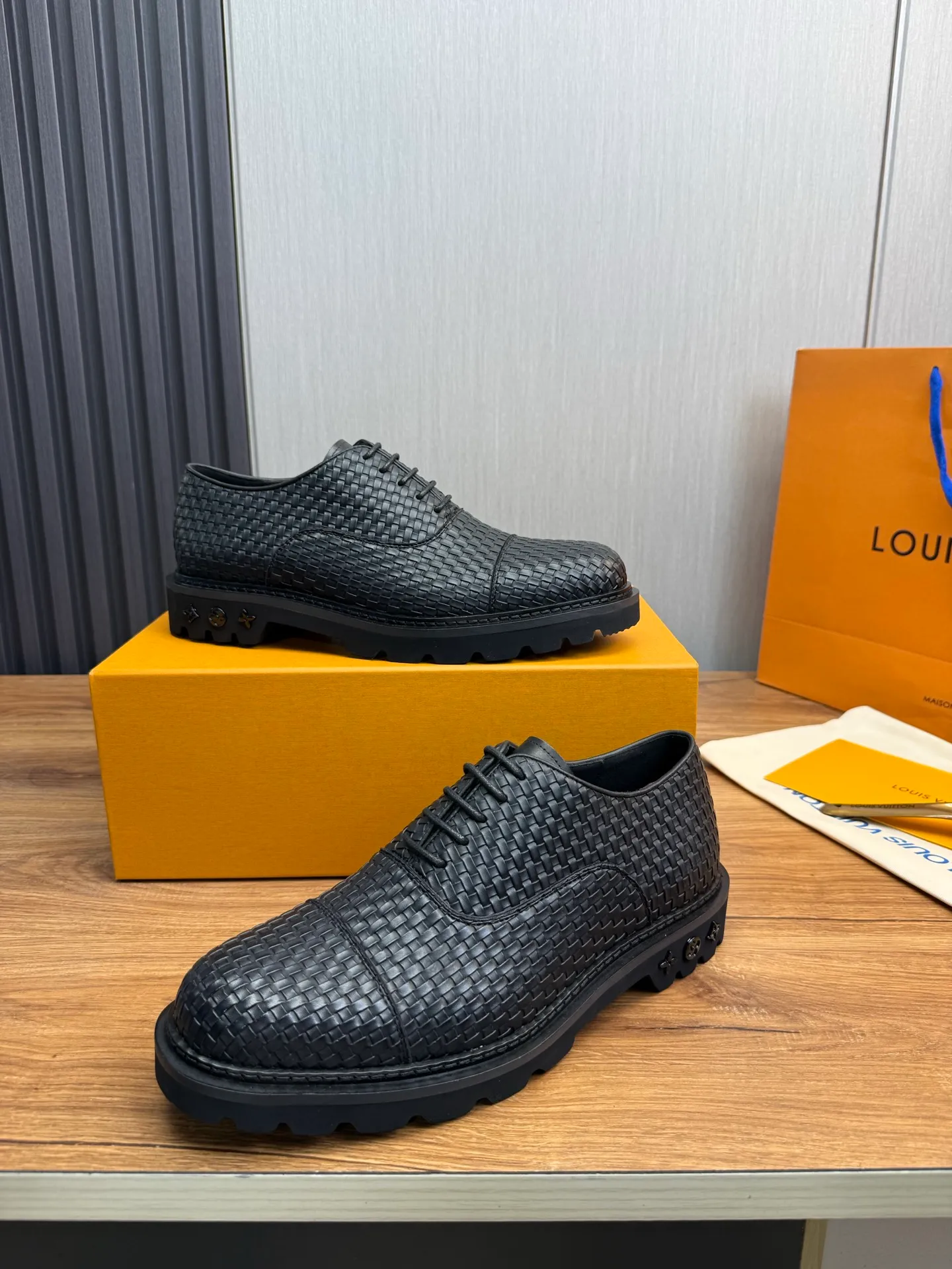 Men's shoes 💰900💰 LV. Men's casual lace-up leather shoes, the latest hot style 🔥 1:1 original purchase quality, top quality goods ⬆️The upper is imported open-edge beaded cowhide, cowhide, and cow suede. The hand-made three-dimensional stitching highlights the round toe design. The inner foot pads are all imported cowhide, with the original wear-resistant foam outsole, matching code 39-44, (38, 45 custom-made, non-refundable)